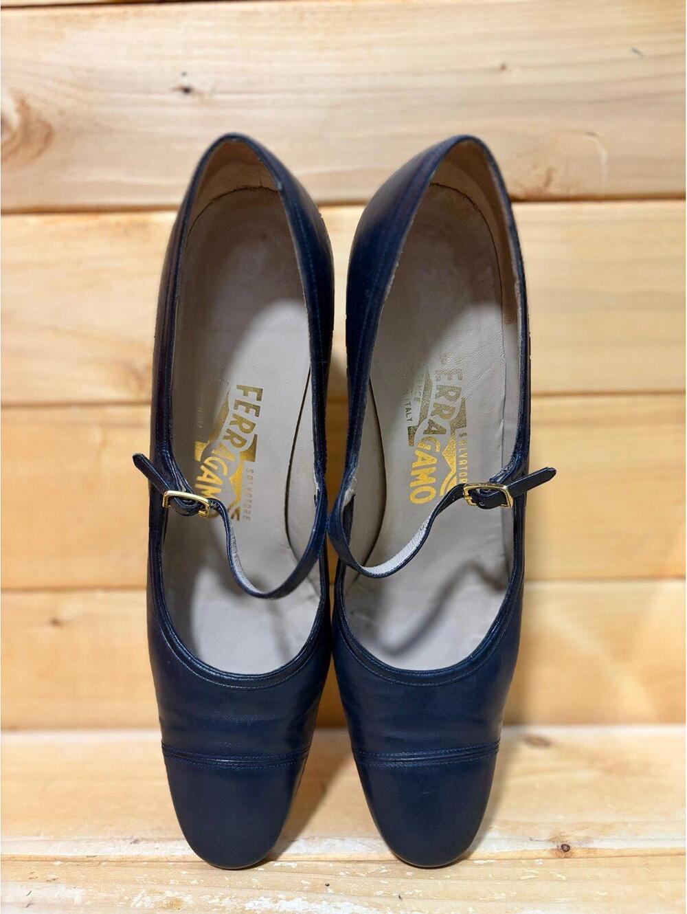 Vintage Salvatore Ferragamo Navy Blue smooth Leather Mary Jane Pump Heels - W 8